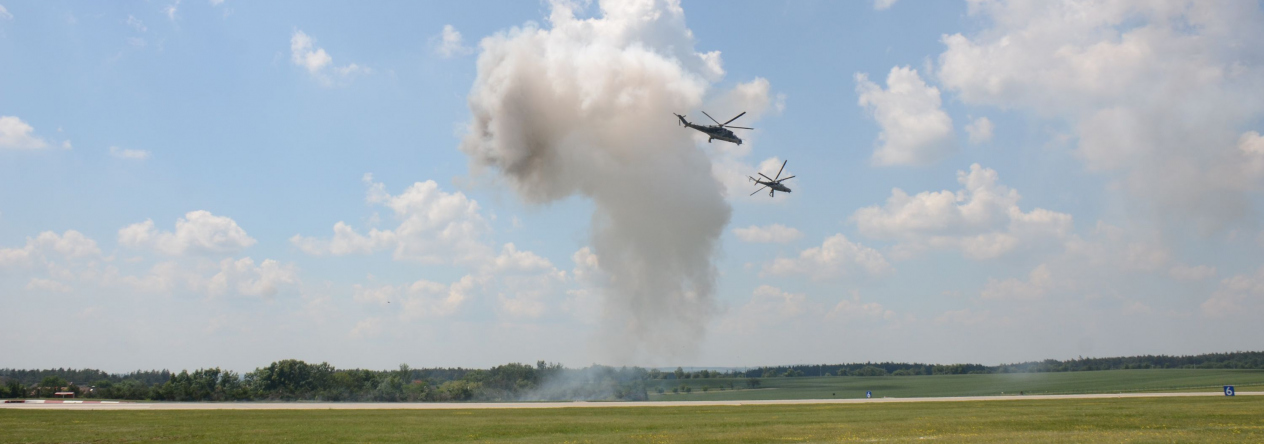 ukázka úder 2x Mi-24 na pozemní cíl s pyrotechnickými imitacemi