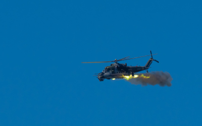 Bitevní vrtulník Mi-24 při střelbě