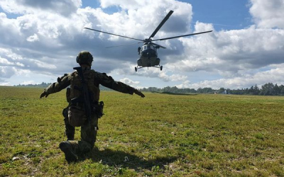 Příslušník roty ochrany navádí vrtulník na přistání