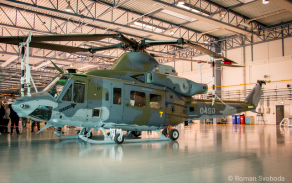 UH-1Y Venom v hangáru