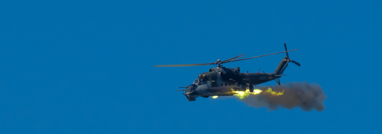 Bitevní vrtulník Mi-24 při střelbě
