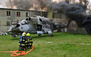 Hašení hoříčího vrtulníku Mi-24/35